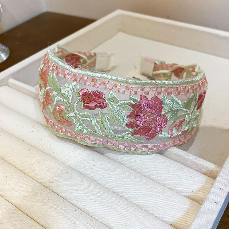 The Acrylic Flower Embroidered Headband adds a pretty floral touch to any look. It’s light, comfy, and stays in place, perfect for daily wear or special events.