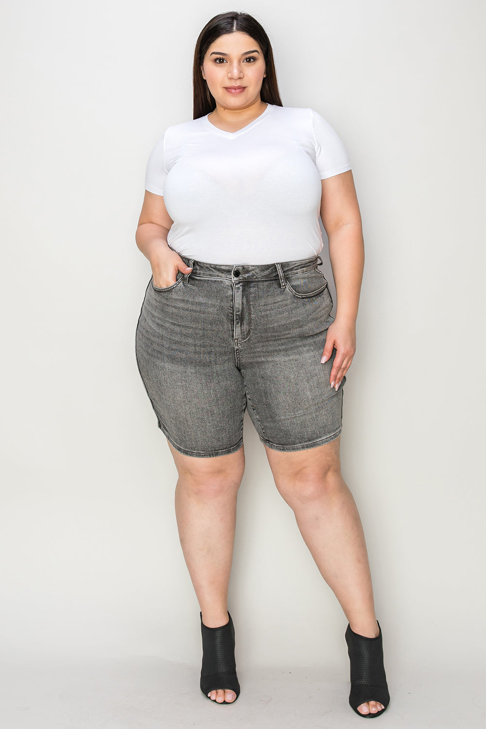 Expertly designed with a high waist, these washed denim shorts provide a versatile and flattering option for those seeking a retro-inspired look. The elevated waistline works to elongate and create an hourglass silhouette, perfect for accentuating the feminine figure. The specialized washing process gives these shorts a soft, worn-in appearance, adding subtle variations in color and texture for a truly vintage feel.