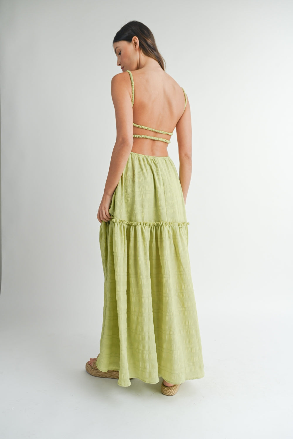 The backless maxi dress exudes bold and stunning style, with a cutout waist and a flowing silhouette. Perfect for special occasions, this dress will make you stand out and make a lasting impression.