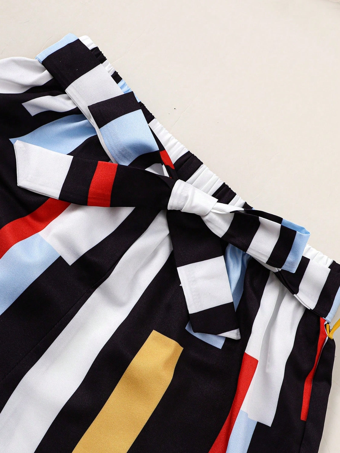 Stylish and comfortable, this children's set features a ruffled spaghetti strap top and matching pants. Perfect for any occasion, this set combines fashion and functionality, making your child stand out while feeling at ease. Upgrade their wardrobe today!